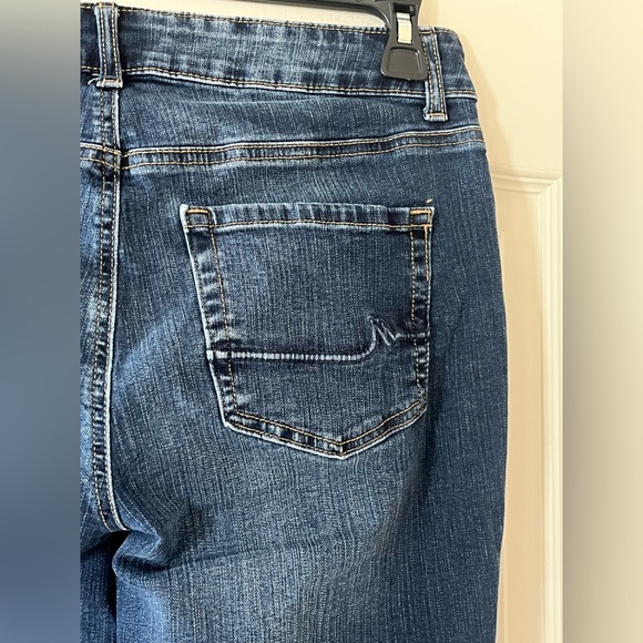 Maurices Darker Wash Distressed Curvy High Rise Jeans Straight Leg Size 10 - Picture 2 of 13